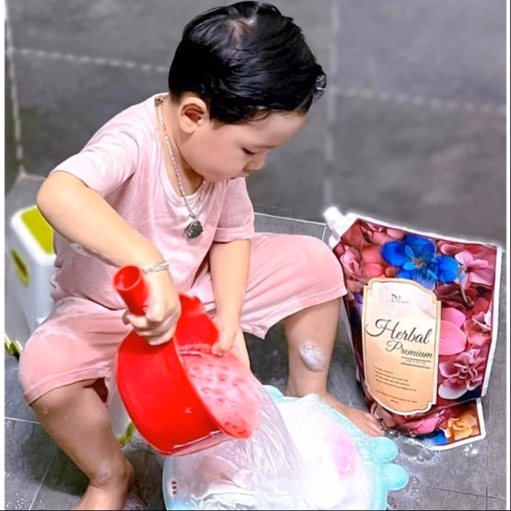 Nước Giặt Xả Herbal Pramium Hương Nước Hoa Pháp Siêu Sạch, Siêu Thơm An Toàn Với Trẻ Sơ Sinh 3 Lít- Ctb744 - Ảnh 8