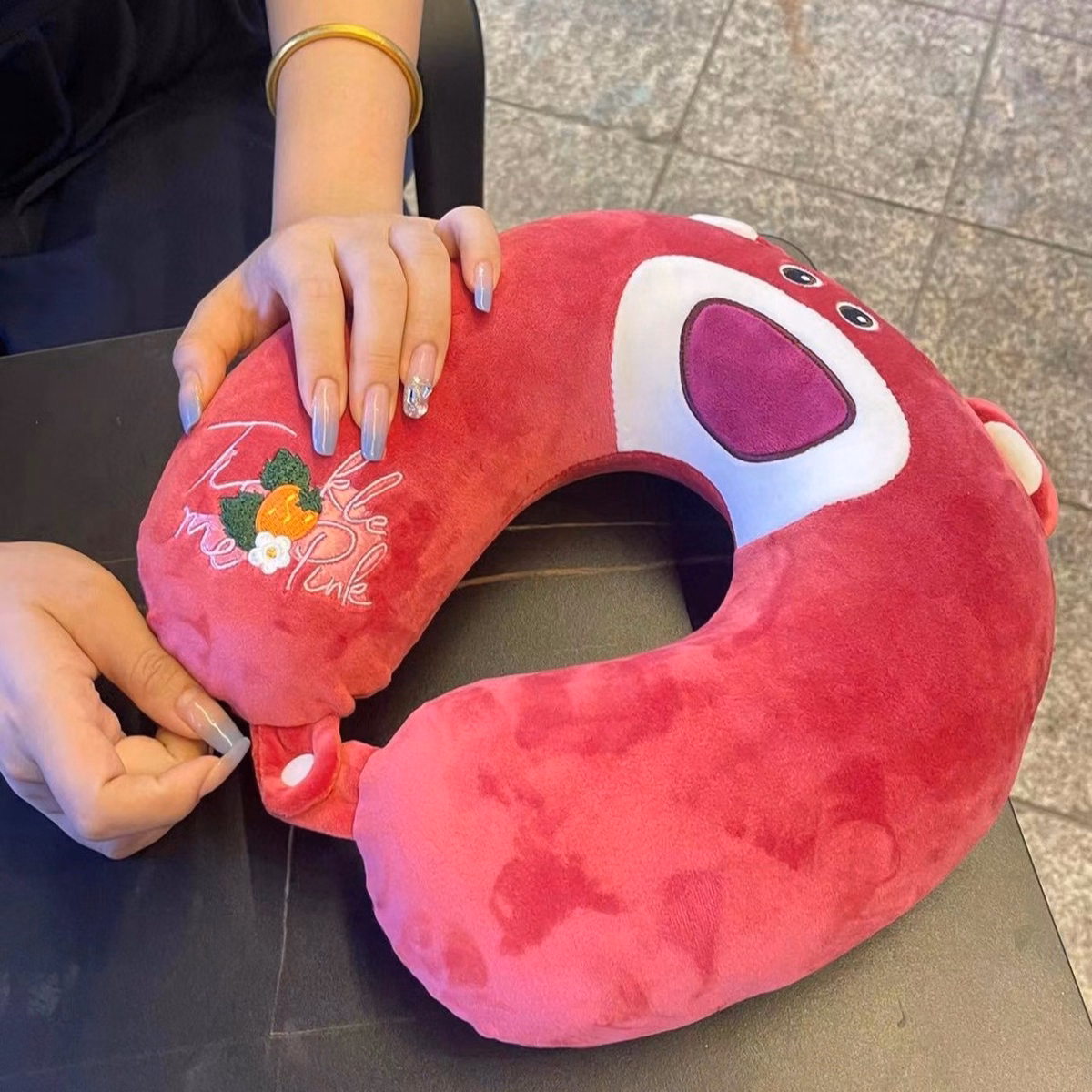 Gối Kê Cổ Chữ U Gấu Dâu Tây Hồng Lotso - Su Clothing - Ảnh 2