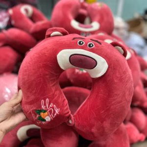 Gối Kê Cổ Chữ U Gấu Dâu Tây Hồng Lotso - Su Clothing