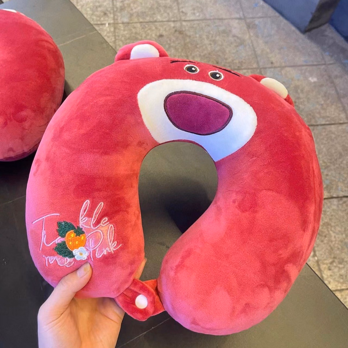 Gối Kê Cổ Chữ U Gấu Dâu Tây Hồng Lotso - Su Clothing - Ảnh 3