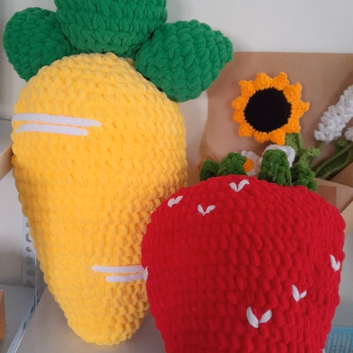 Trái Dâu, Cà Rốt Siêu To Khổng Lồ Bằng Len Nhung Đũa Handmade Yk10